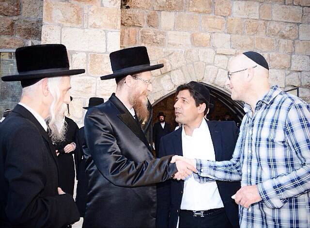 מפיק 'האח הגדול' בתפילה בכותל המערבי