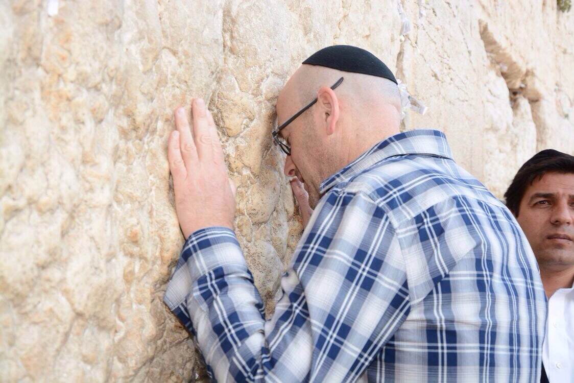 מפיק 'האח הגדול' בתפילה בכותל המערבי