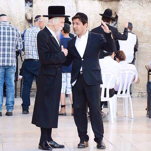 מפיק 'האח הגדול' בתפילה בכותל המערבי