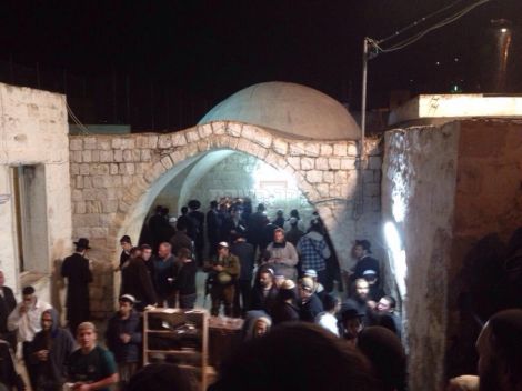 קבר יוסף: בקבוק תבערה הושלך על מתפללים