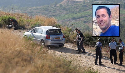 דני גונן לצד הרכב בו נורה