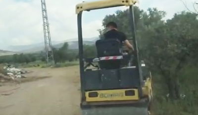 השוטרים הופתעו: ילד בן 11 נהג על כלי לסלילת כבישים