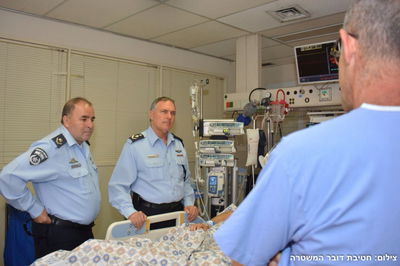 המפכ"ל ליד מיטת הלוחם