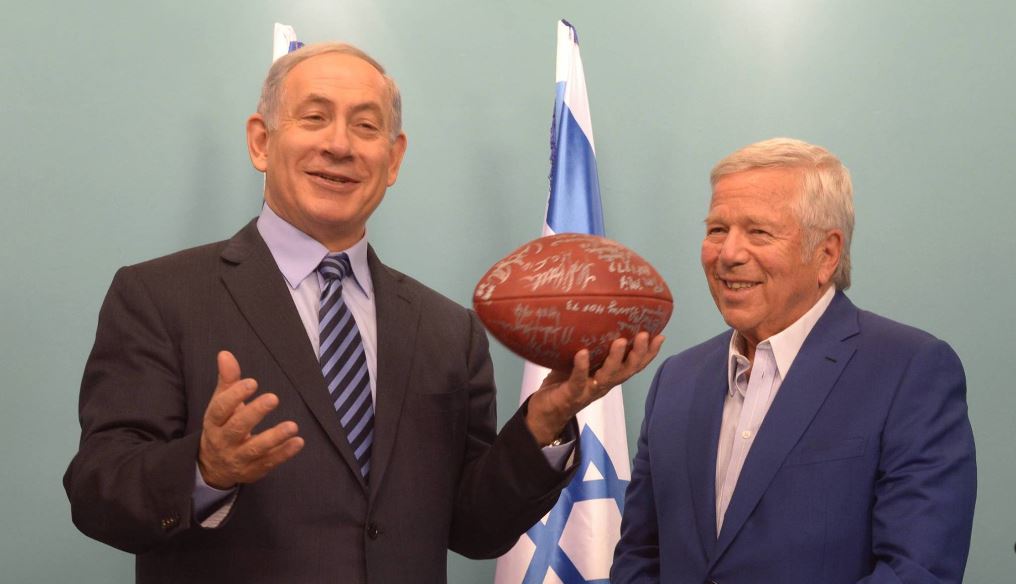 נתניהו נפגש עם שחקני פוטבול: "קסדה להגנה וכדור לטאץ' דאון"