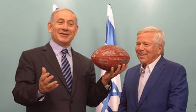 נתניהו נפגש עם שחקני פוטבול: "קסדה להגנה וכדור לטאץ' דאון"