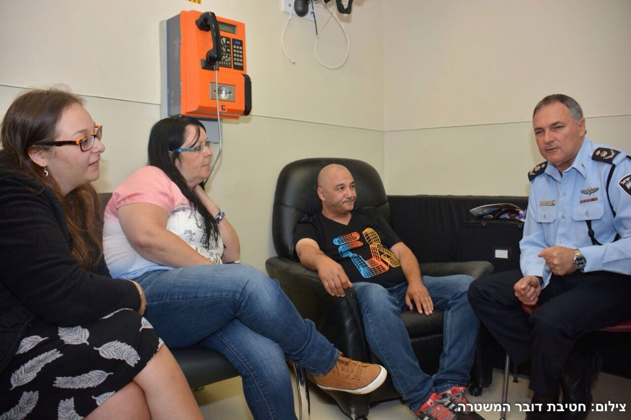 המפכ"ל העניק תהילים למשפחת הלוחם שנפצע: "יש לו ברכה מיוחדת"