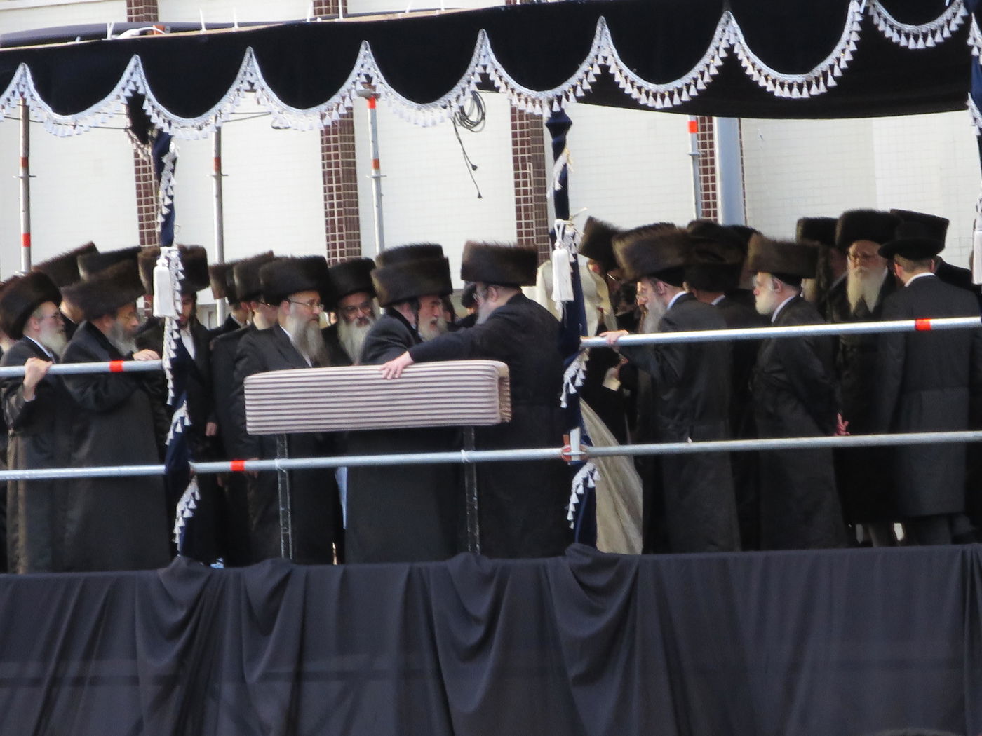 תיעוד: הרבי מבעלזא בחתונת נינת בעל ה"ישועות משה" מויז'ניץ