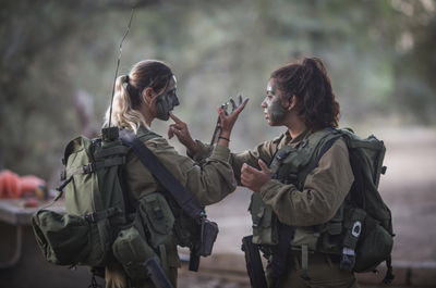 באנו להילחם, לא לשמוע חיילות שרות!