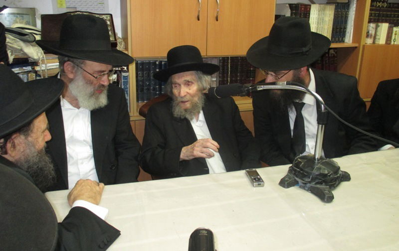 מרן הגראי"ל במעמד בביתו