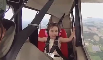 אב ובתו בת ה-4 בפעלולים באוויר