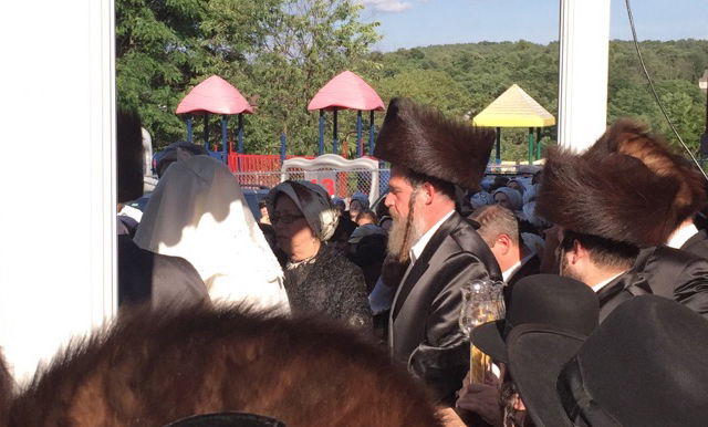 האסיר סאמט בחתונת בנו