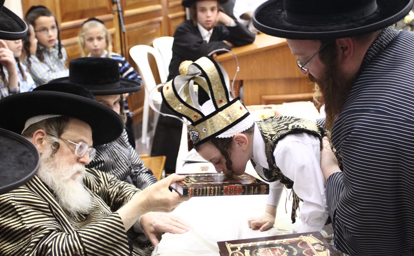 גלריה: האדמו"ר מתולדות אברהם יצחק ב"חומש סעודה"