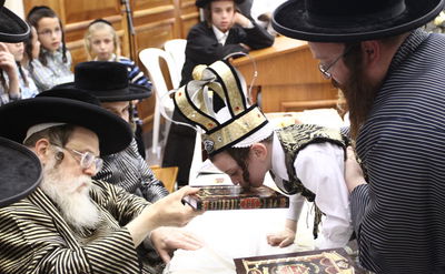 גלריה: האדמו"ר מתולדות אברהם יצחק ב"חומש סעודה"