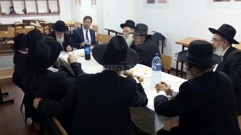 ישיבת עמותת 'פורת יוסף' בה נבחר הגר"י יוסף