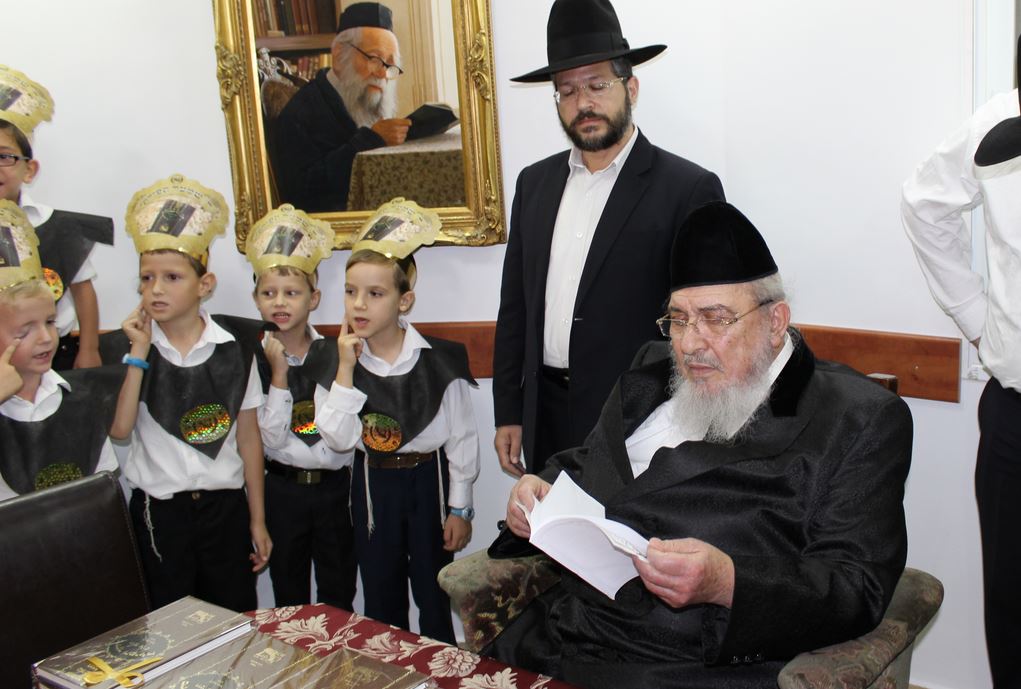 תיעוד: הגרב"מ אזרחי העניק לילדי הת"ת את הסידור הראשון שלהם