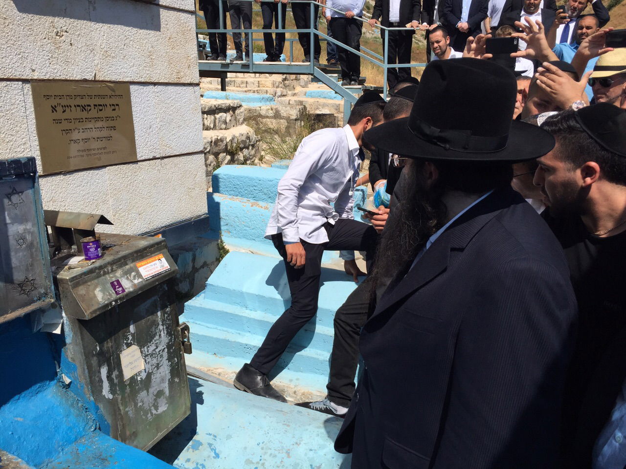 תיעוד: הרב יאשיהו פינטו השתטח על קברי צדיקים