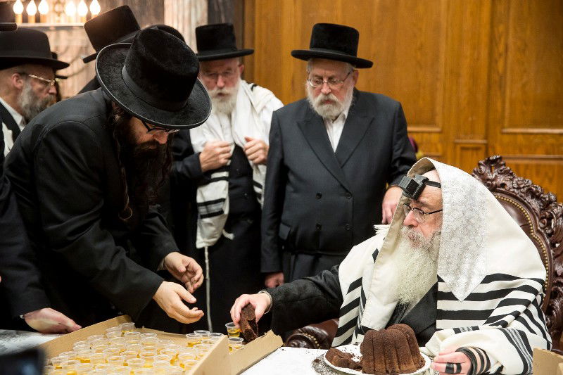 טיש יארצייט בצאנז קלויזנבורג. צפו