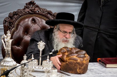 טיש יארצייט בצאנז קלויזנבורג. צפו