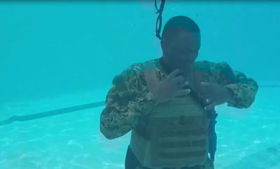 קופצים ראש: החיילים שמתאמנים עם חגור מלא בבריכה