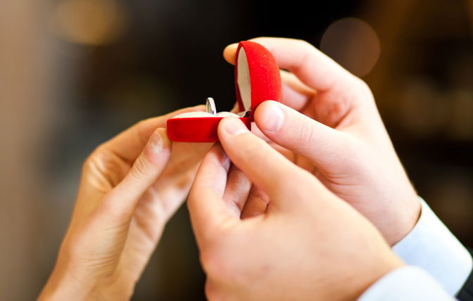 מה קורה בין שבירת הצלחת לשבירת הכוס?