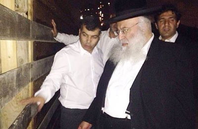 הגר"ב שמואלי וראש העיר בככר בסמוך למחיצה, אמש