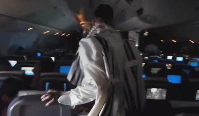 צפו: הנוסעים הפכו את מטבח המטוס לבית כנסת