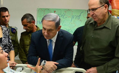 צפו: נתניהו ויעלון ביקרו את הפצועים