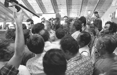 ראש הממשלה דאז יצחק רבין עם החטופים