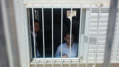 המתפללים מתבצרים