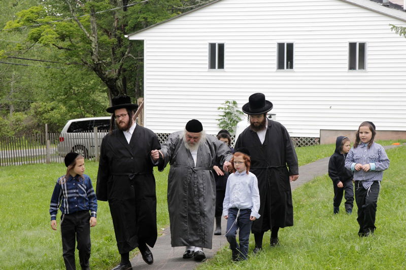 תיעוד: גאב"ד קארלסבורג לומד בנופש בהרים