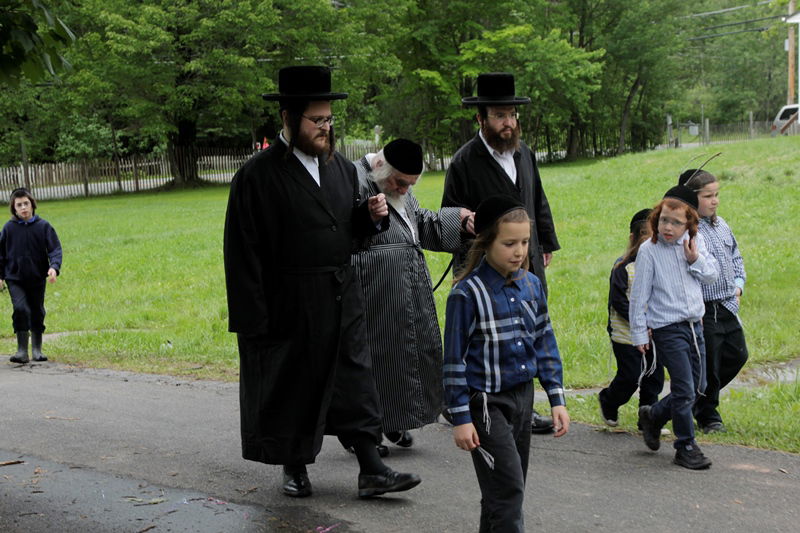 תיעוד: גאב"ד קארלסבורג לומד בנופש בהרים