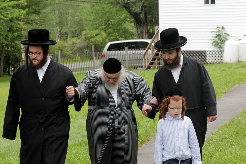 תיעוד: גאב"ד קארלסבורג לומד בנופש בהרים