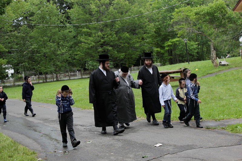 תיעוד: גאב"ד קארלסבורג לומד בנופש בהרים