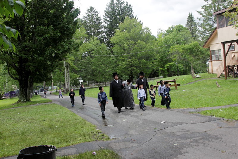 תיעוד: גאב"ד קארלסבורג לומד בנופש בהרים