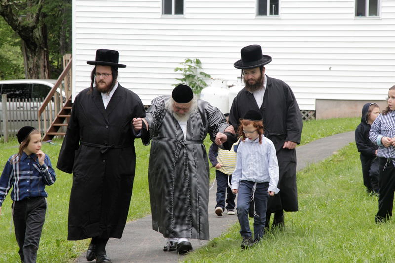 תיעוד: גאב"ד קארלסבורג לומד בנופש בהרים