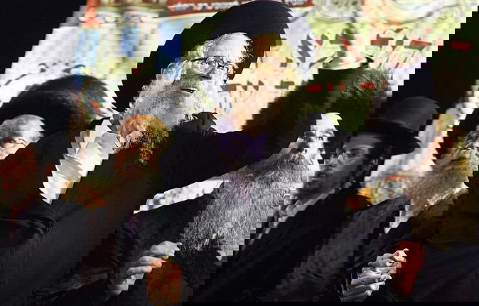 הרב אליעזר ברלנד (במרכז). הצליח להימלט?