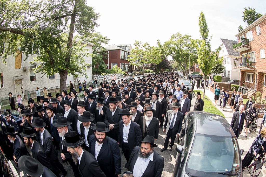 תיעוד: אלפים ליוו את הרבי מבלאזוב למנוחת עולמים