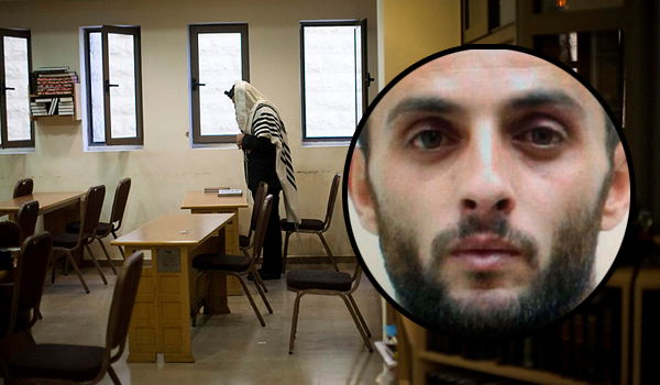 ראסן אבו ג'מאל לצד בית הכנסת בו בוצע הפיגוע