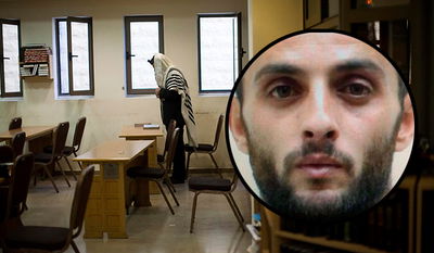 ראסן אבו ג'מאל לצד בית הכנסת בו בוצע הפיגוע