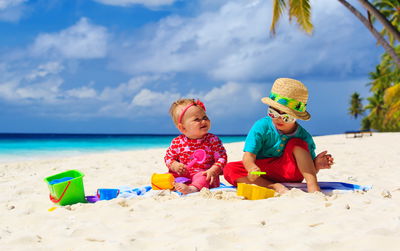 חופשה קסומה על החוף? לא כשהילדים בסביבה