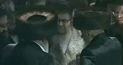 צפו: הרבי מסערט ויז'ניץ זצ"ל בריקוד עם האדמו"ר מסאטמר