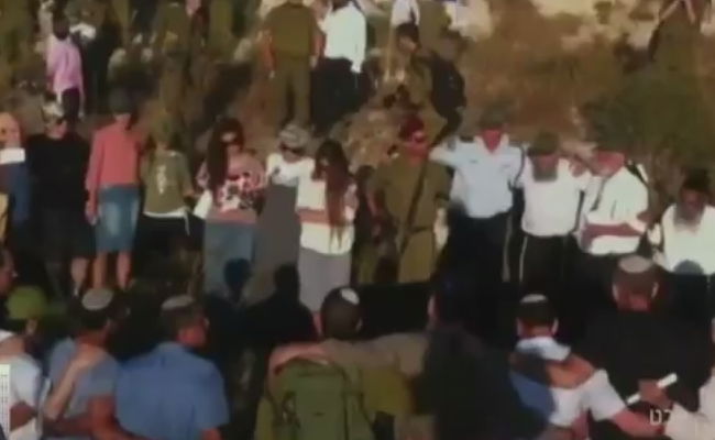 משפחות הנערים החטופים התפללו במקום בו הוחבאו הגופות