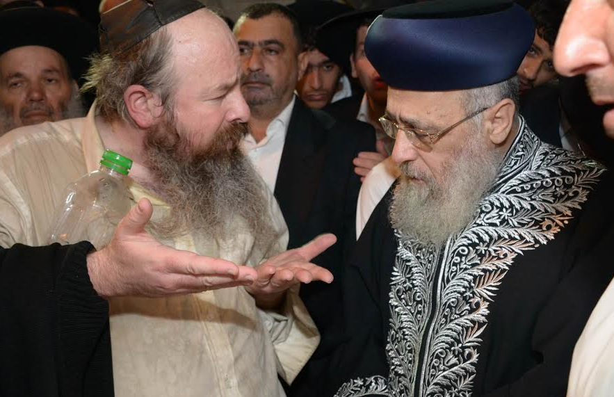 הגר"י יוסף והגר"י עדס במהלך ההלוויה, אמש