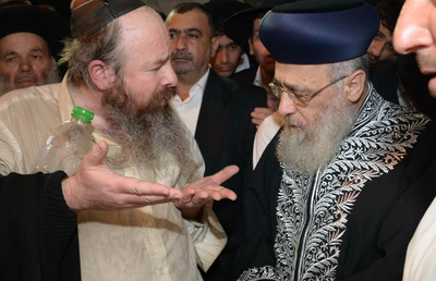 הגר"י יוסף והגר"י עדס במהלך ההלוויה, אמש