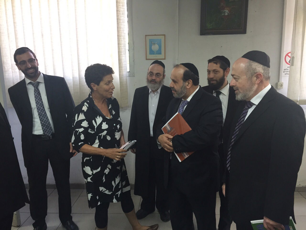 השר אזולאי ערך אשכבה לרבי מסערט ויז'ניץ • צפו