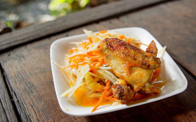 פרגיות על מצע סלט כרוב וגזר ברוטב סויה