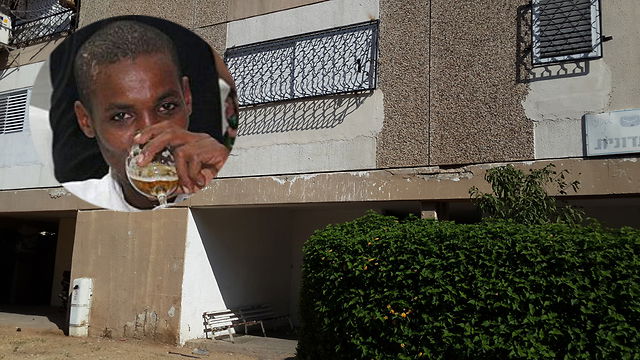 מנגיסטו על רקע בית המשפחה באשקלון