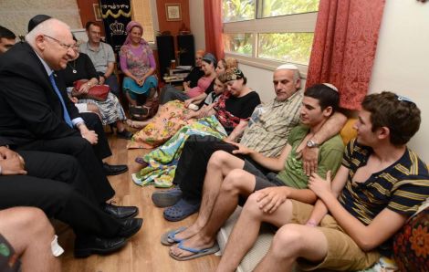 ריבלין מנחם את הורי רוזנפלד