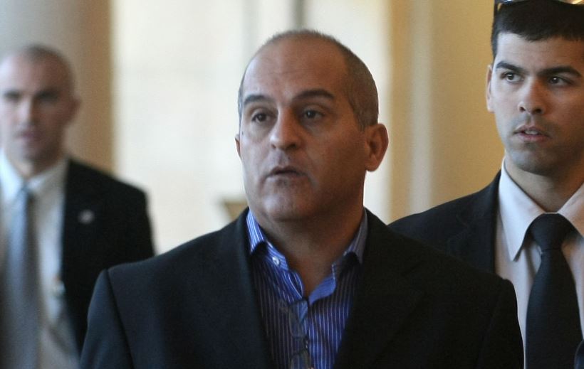 ברק סרי, טוען כי שמש "נוהג בחוצפה"