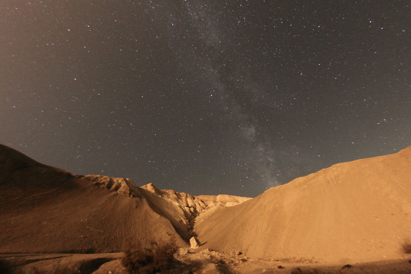 תיעוד מרהיב: שביל החלב מזווית המדבר